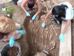 Students-excavating-in-the-Medieval-graveyard-credit-Alan-Wilmshurstsmall-580x435.jpg